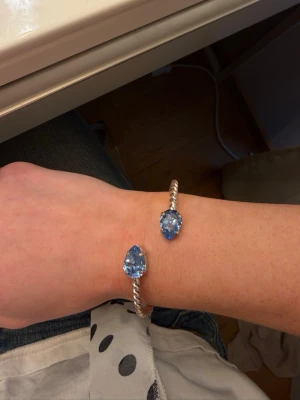 Caroline Svedbom armband Mini drop Bracelet  - Säljer mitt silvriga Caroline Svedbom armband Mini drop bracelet i färgen denim blue! Orginalpris 900 kronor