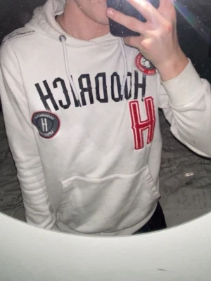 Hoodrich hoodie vit - En riktigt snygg och skön hoodrich som passar til nästan allting. Tröjan är i rätt bra skick och den är i storlek xs