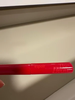  Ögonbryn - Säljer en Espoir The Brow ögonbrynsgel i färgen Beige. Ger brynen en naturlig, ljus beige ton och håller dem på plats hela dagen. Perfekt för dig som vill ha en mjuk och naturlig look. Säljer då jag färgat mina ögonbryn och denna inte passar längre 🫶