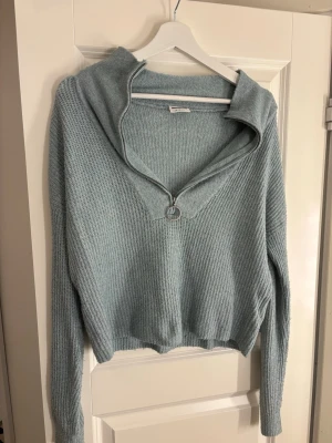 Grön-grå stickad tröja  - Stickad tröja med zip. Lite grön-grå i färgen men mest åt det gröna hållet! Storlek XS men är stor i storleken så passar S och M (jag är M). Från noisy may🩷