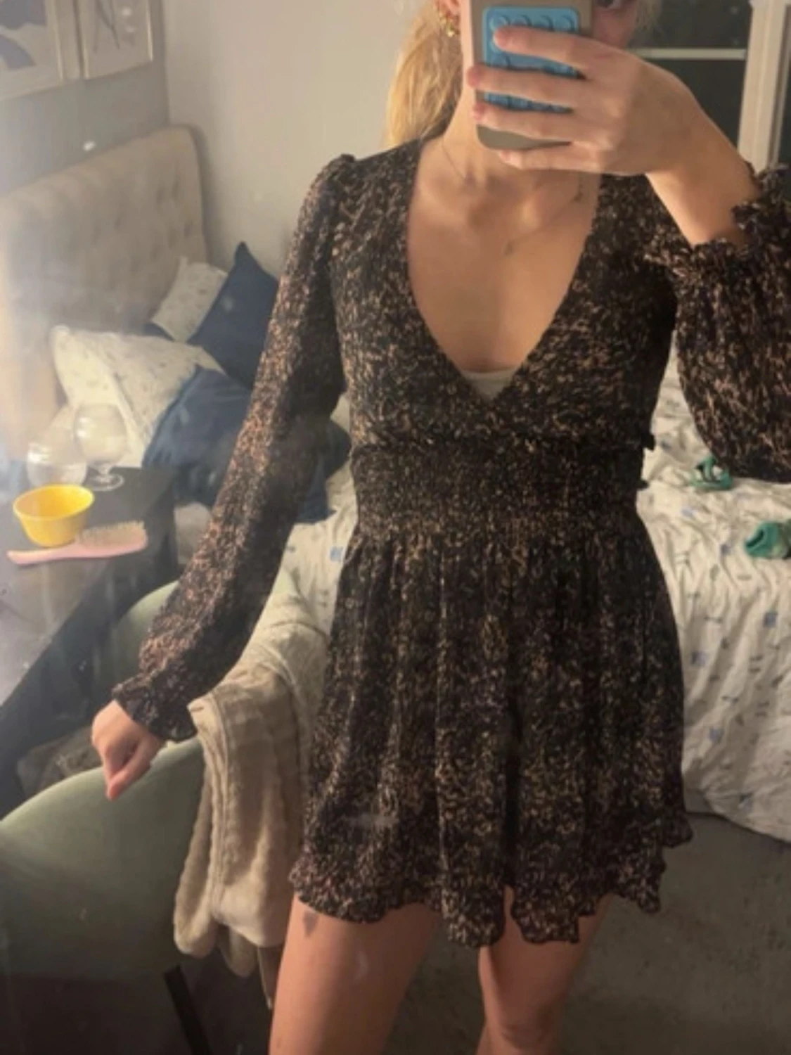 Svart blommig kortklänning med v-ringning