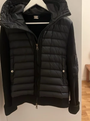Moncler cardigan  - Svart cardigan från Moncler med stickade ärmar och huva. Storlek M men passar S 