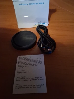 D31 Wireless Charger Pad 3-i-1 - Ny aldrig använd. Trådlös laddningsplatta modell D31, kompatibel med mobiler, Apple Watch och hörlurar. Laddar flera enheter samtidigt. Inkluderar laddningskabel. Produkten ser ut att vara i gott skick utan synligt slitage. Perfekt för snabb och smidig laddning av dina enheter.