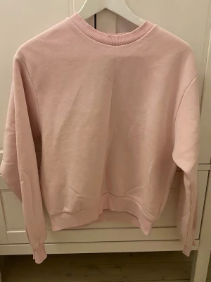 Söt collagetröja från Gina! - Använd 2 gånger, storlek Xs! 