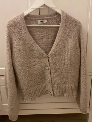 Så söt kofta från only💕 - Världens finaste kofta från only, älskar verkligen denna men inte så snygg på mig. Storlek M men ganska liten i storleken. Kan få bort mycket noppror innan den skickas men det drar ner priset lite.