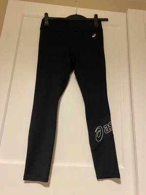 Asics träningsbyxor  - Säljer dessa träningsbyxor från Asics i storlek S. Materialet är polyster och elastan och är sparsamt använda. Finns att hämta i centrala Göteborg och kan behöva en tvätt pga legat i flyttlådor. En tröja från samma märke ligger uppe, säg till om du vill ha paket pris! 