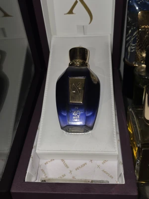 Xerjoff 40 Knots exklusiv parfym - Lyxig parfym från Xerjoff, modell 40 Knots. Snygg flaska med exklusiv känsla, perfekt för dig som vill sticka ut, perfekt för sommardagar. Det är 50ml och 95% kvar så den är inte alls använd så mycket, köpts från boozt, orginal box medföljer