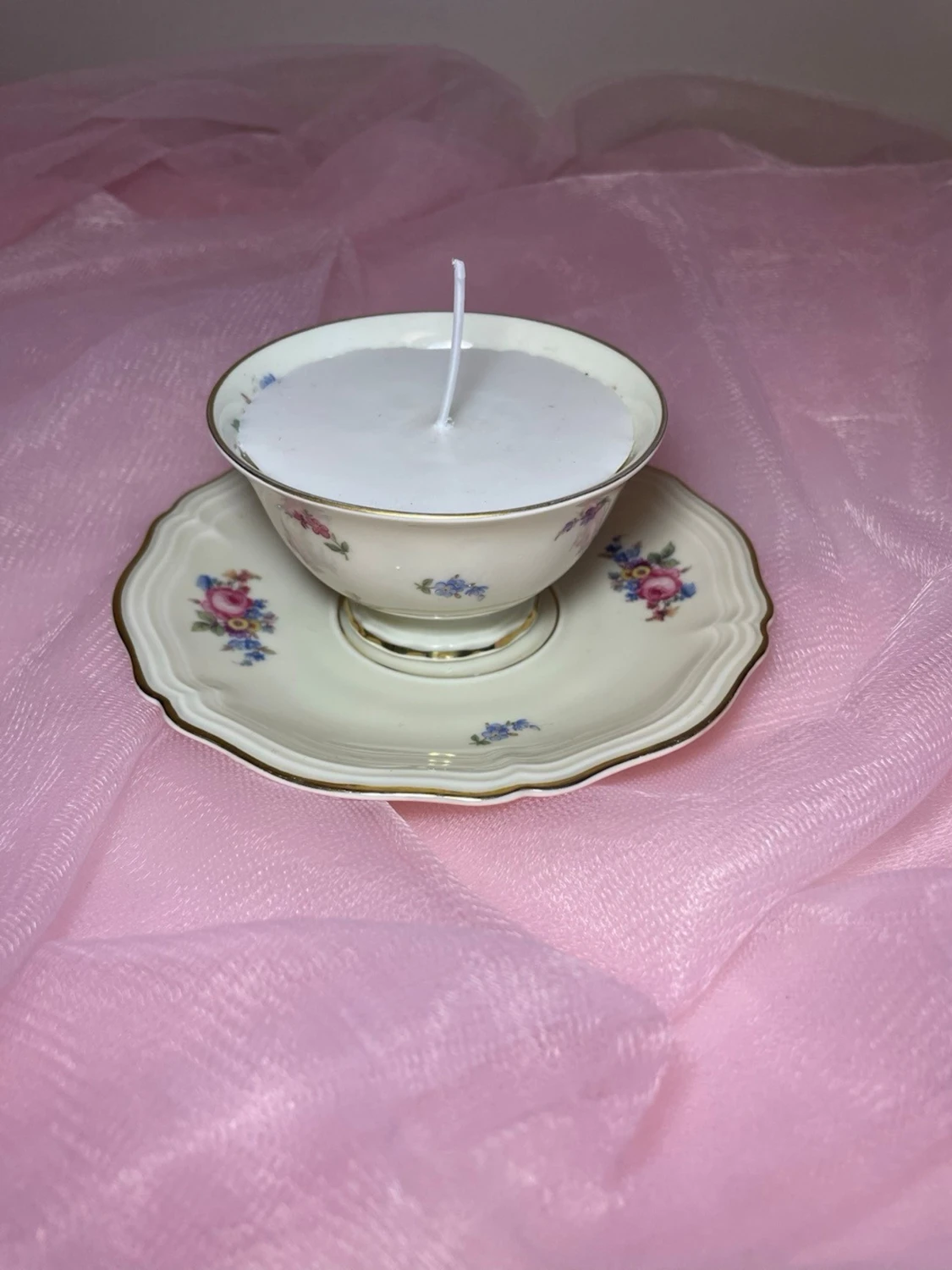 Doftljus i en tekopp i en vit kräm färg med flerfärgat blommigt mönster nr 2 - 1