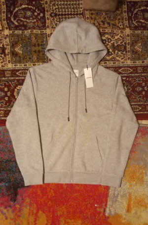 J&J hoodie zip - Helt ny zip up hoodie✨️. Jätte fin zip up hoodie och varm för vinter✅️👍. 