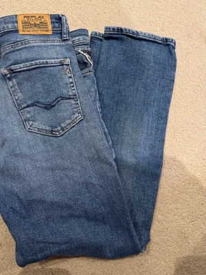 Replay Thad Jeans - Tjenare! Säljer ett par replay thad jeans i riktigt bra skick, midjan är 28 och längden är runt 30. Nypris 799kr mitt pris 249kr.