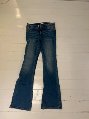 Blå bootcut jeans från gina - Blå jeans från gina stl 170