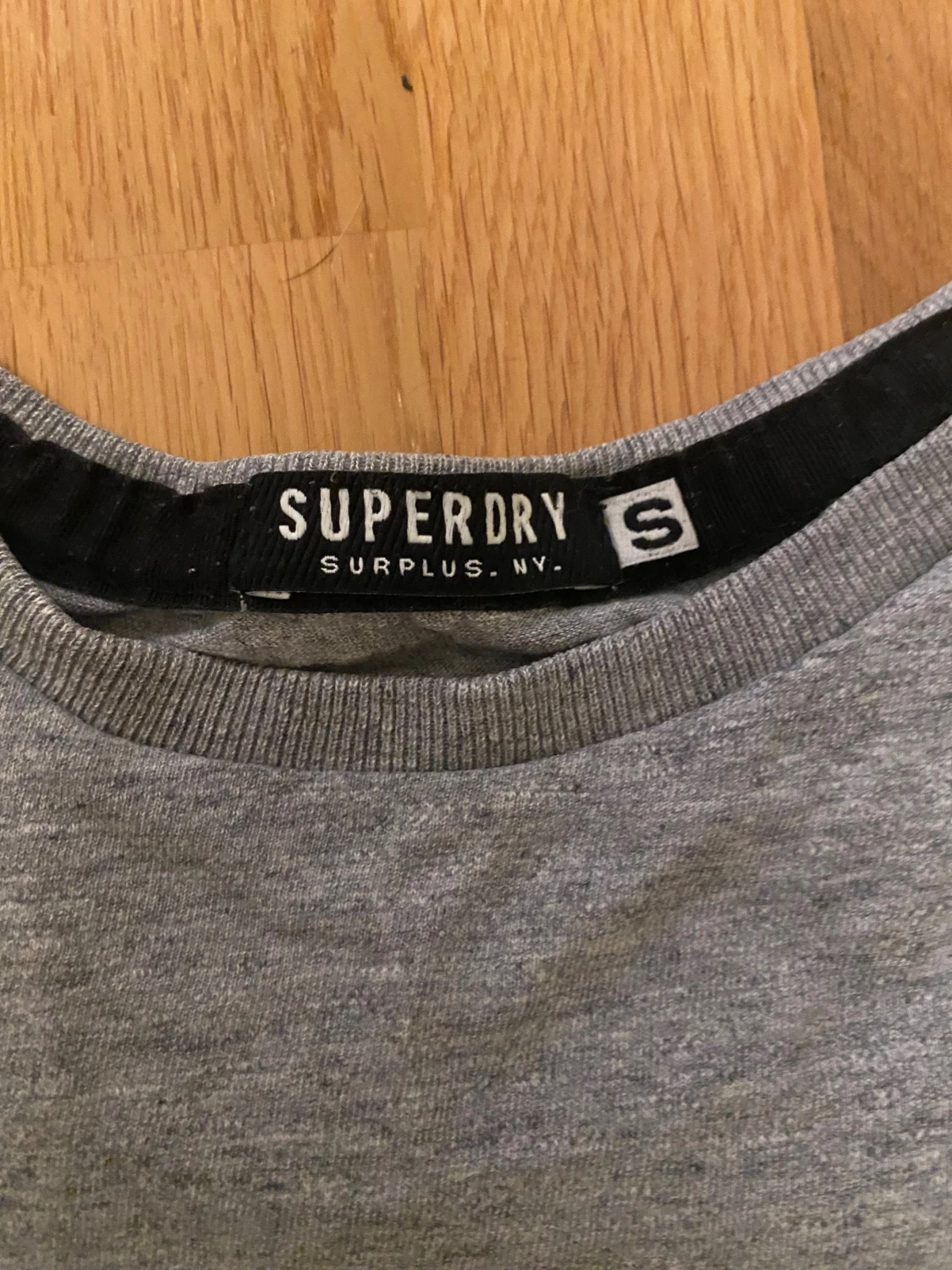 Grå t-shirt från Superdry med ficka - 4