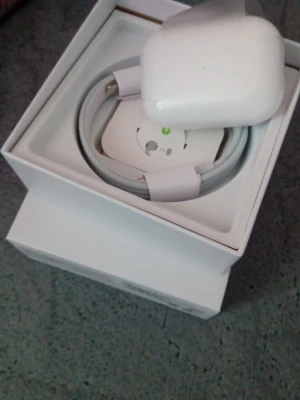 AirPods Pro (2nd generation) - Säljer ett par AirPods Pro (2nd generation) med originalförpackning och laddningskabel. Skick: mycket bra, inga synliga repor eller skador. Aktiv brusreducering och trådlös laddning. Perfekt för musik, samtal och träning.