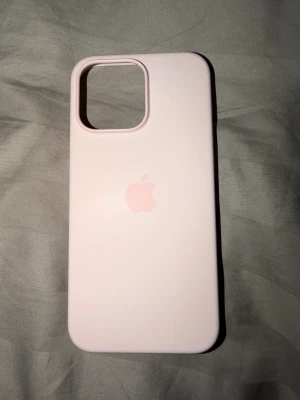 iPhone 15 pro max skal - Hej, säljer mitt gamla Apple silikon skal så jag bytt telefon och detta tyvärr inte passar på den nya, det har använts en del men är ändå i väldigt fint skick💕
