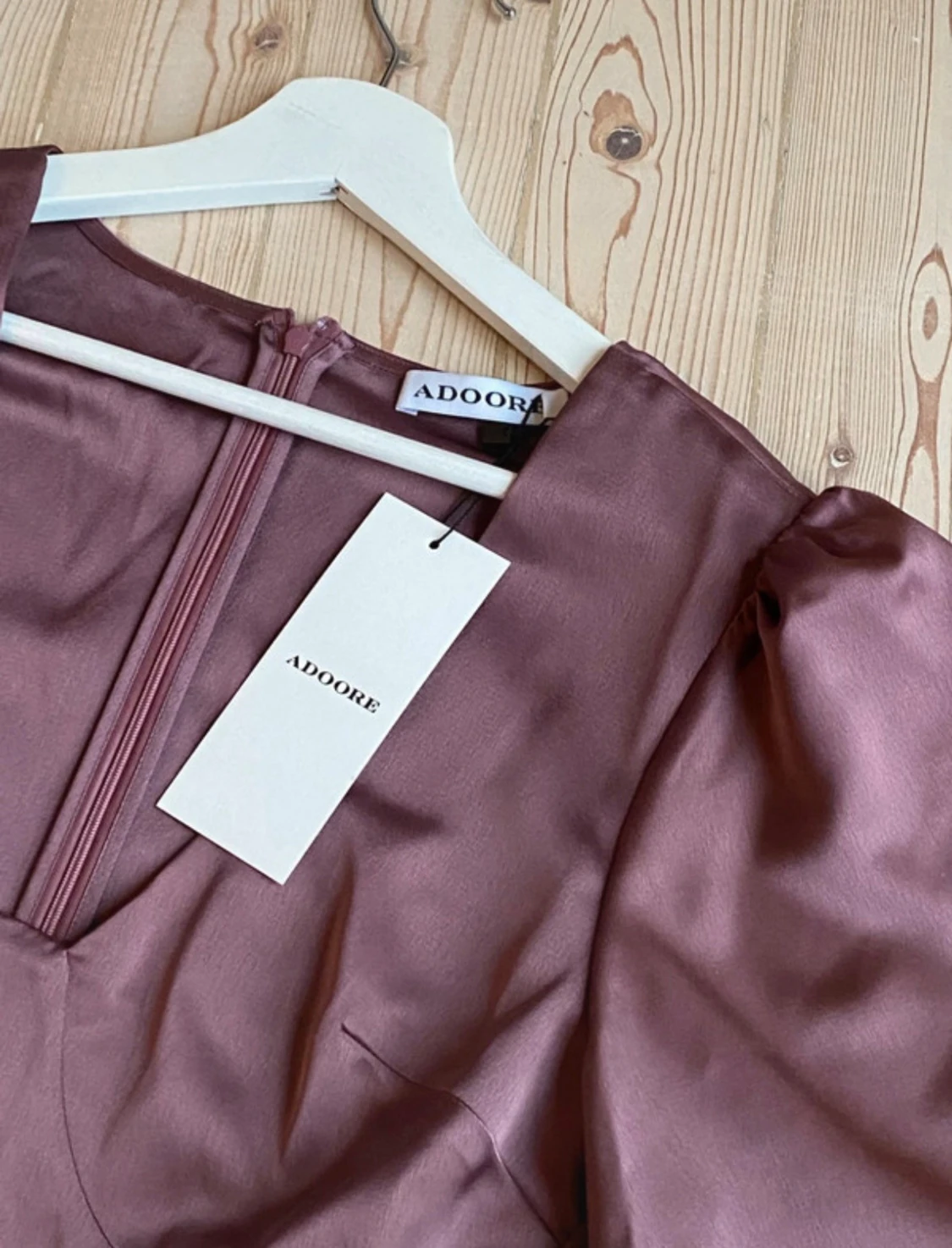 Lång lila satin-klänning från Adoore - 2