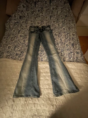Lågmidjade jeans🩵🩵🩵 - Supersnygga jeans från Gina!! Storlek xs, använda 2 ggr🤩🙌🏼