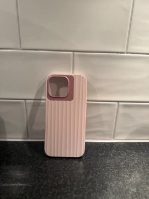  iPhone 16 pro max skal  - Ett rosa iPhone 16 pro Max skal från Nudient. Liten defekt, se bild 2.