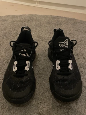 Svarta Nike sneakers med vågig sula - Säljer mina gamla basket skor väldigt bra skick hör av dig för bilder/frågor!