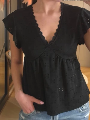 Svart blus med spets och v-ringning - Säljer en svart blus med v-ringad hals och spetskant. Från SHEIN men najs kvalitet/matrial