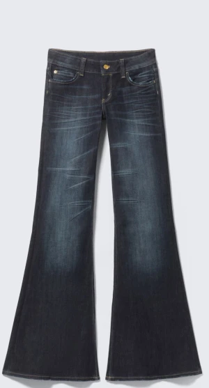 Weekday jeans!! - Storlek 23/30 irl 24/30, kan kolla vid intresse!, tror att det är samma modell som på bilden!! Skriv vid fler bilder! 🤍