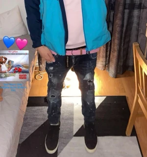 Dsquared2 Jeans - Dsquared2 jeans i storlek 13-14, passar runt 175cm. Fint skick.