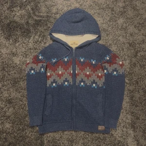 Hollister fodrad jultröja - Säljer denna stickade fodrade jultröjan. Storlek är XS men passar mer som M eller S. Jättebra skick, jag har inte sett defekter. Skriv ett meddelande vid frågor eller behov av mer bilder. Accepterar de flesta prisförslag.