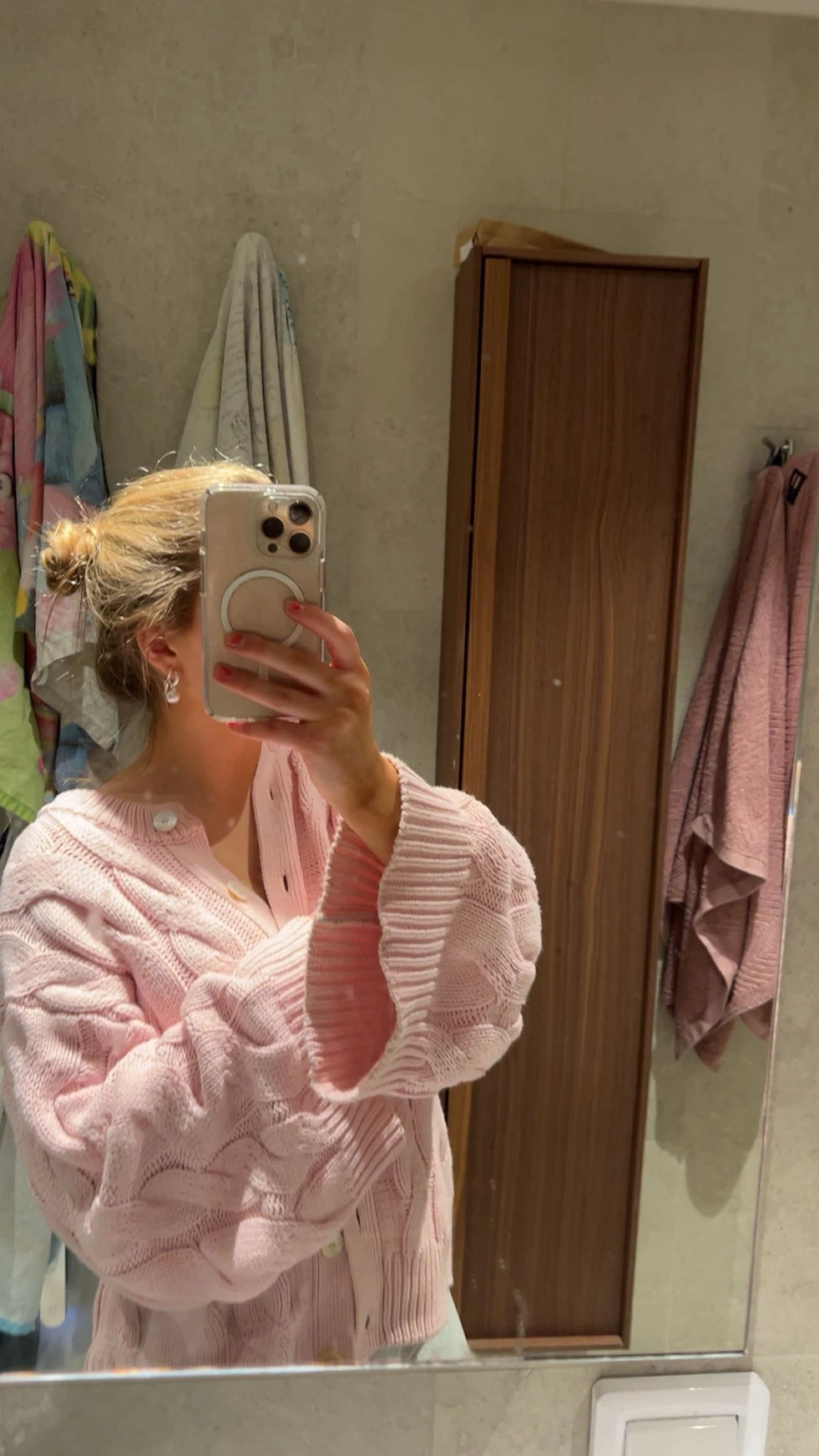 Ljusrosa kavelstickad kofta med knappar - 1