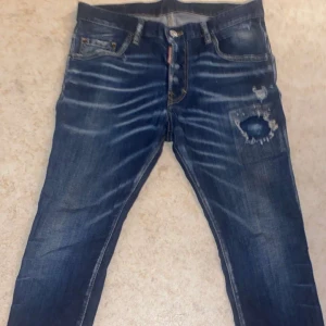 Dsquard2 jenas  - Dsquard2 jeans i mycket bra skick använd några gånger.