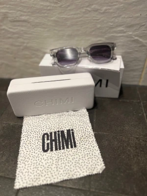 Chimi 04 solglasögon vit/svart - Feta Chimi solbrillor som endast är använda i 5 gånger. Dessa är de riktigt fräscha och passar till varje outfit på sommaren!  Nypris: 1350 kr Vårt pris: 399 kr Dom har inga defekter och är i nyskick!  Hör av dig om mer frågor. Priset är prutbart vid enkel affär!