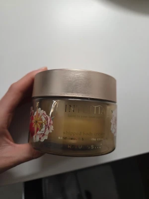 rituals limited edition intuitia - Lyxig whipped body cream från Rituals Intuïtía med sandelträ och vaniljessens. Kommer i en rund, transparent burk med guldfärgat lock och blommigt motiv. Krämen är vit med små prickar och har en krämig konsistens som känns mjuk och återfuktande. 220ml. Nypris 249kr använd 3-4gånger cirka