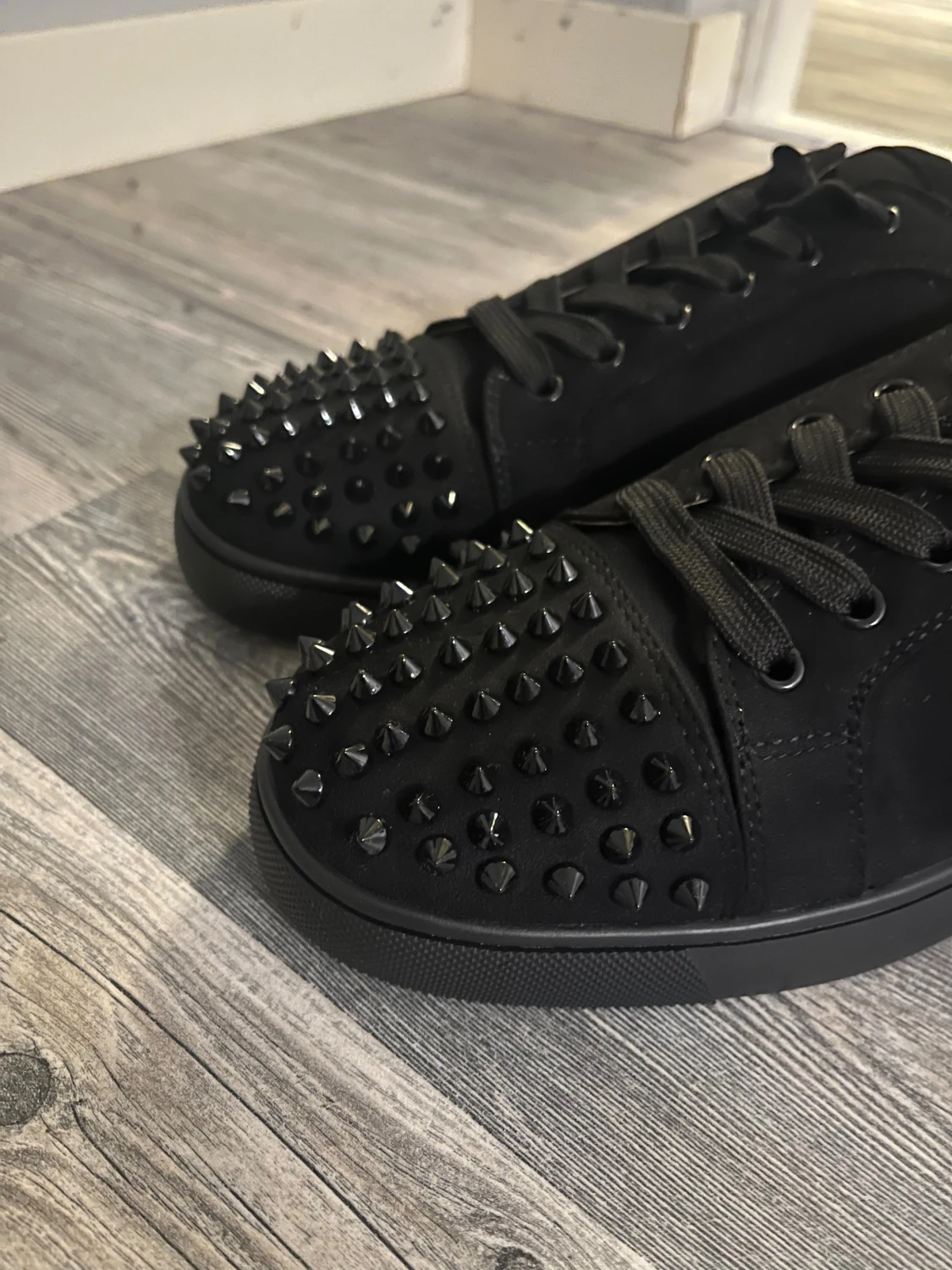 Christian Louboutin svarta sneakers med nitar - 4