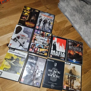 PC-spel samling (bl.a. GTA V, Counter-Strike, Battlefield 1942) - Samling av klassiska PC-spel i fysiskt format, inklusive Grand Theft Auto V, Counter-Strike: Source, Rainbow Six Siege, Call of Duty: Modern Warfare, Battlefield 1942, och fler. Skivor och fodral i gott skick, perfekt för samlare eller retrospelare.