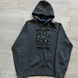 Ralph Lauren Hoodie - Riktigt snygg Ralph Lauren Hoodie i toppskick. Storlek L men passar även M. Tveka inte ställa frågor vid intresse🙌