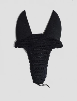 Svart vadderad långhuva med glitter stenar  - Säljer en ny köpt huva ifrån ALL IN EQUESTRIAN! Testad 1 gång men var för liten för min häst tyvärr, notera att den är vadderad vid öronen. Storlek full, nypris 350 mitt pris 250 