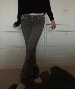 gina jeans - säljer dessa 💘dom saknar en knapp där bak men nåt man säkert kan fixa 