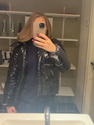 Svart pufferjacka från Calvin Klein - Svart puffvinterjacka i toppen skick! 