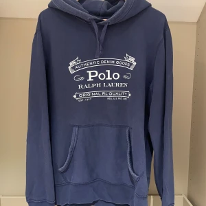 Ralph Lauren hoodie - Tjena! Säljer nu denna Ralph Lauren hoodie. Storlek M. Skick 9/10. Nypris på denna är ca 2500 och mitt pris 1399, (pris kan diskuteras vid snabb affär). Hör gärna av er vid minsta fundering/fråga. MVH JL Sellout 