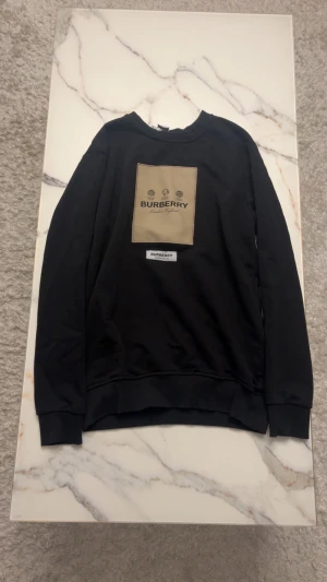 Burrberry Tröja  - Tja! säljer denna Burberry tröja inga hål inga knoppar Storlek L passar också M. Frågor? då är det bara att skriva 👍🏼