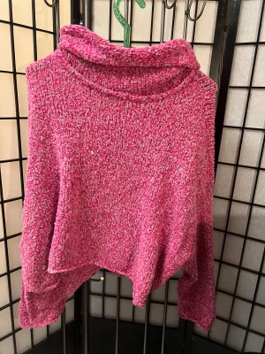 Free People BFF Cowl Neck Sweater – Prickly Pear Pink 🌸 - Mysig och ikonisk Free People BFF Cowl Neck Sweater i den vackra och svårhittade färgen Prickly Pear Pink.  Grovstickad, mjuk tröja med en oversized krage (cowl neck) – perfekt för lager på lager under höst och vinter. Ett riktigt statement-plagg och sällsynt på den skandinaviska second hand-marknaden.  ✨ Detaljer: • Märke: Free People • Modell: BFF Cowl Neck Sweater • Färg: Prickly Pear Pink (rosa) • Skick: Mycket fint / i toppskick • Passform: Avslappnad / något oversized • Supervarm och bekvä