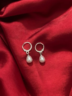 Pearl drop örhängen silver - Jag skapar hand gjorda örhängen