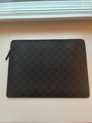 Datorfodral från By Malene Birger - Supersnyggt datorfodral från By Malene Birger. Endast använd några gånger, fint skick! Nypris 1600kr. Säljer bara pga jag köpte fel storlek. Storlek 14 / 35,56cm💕