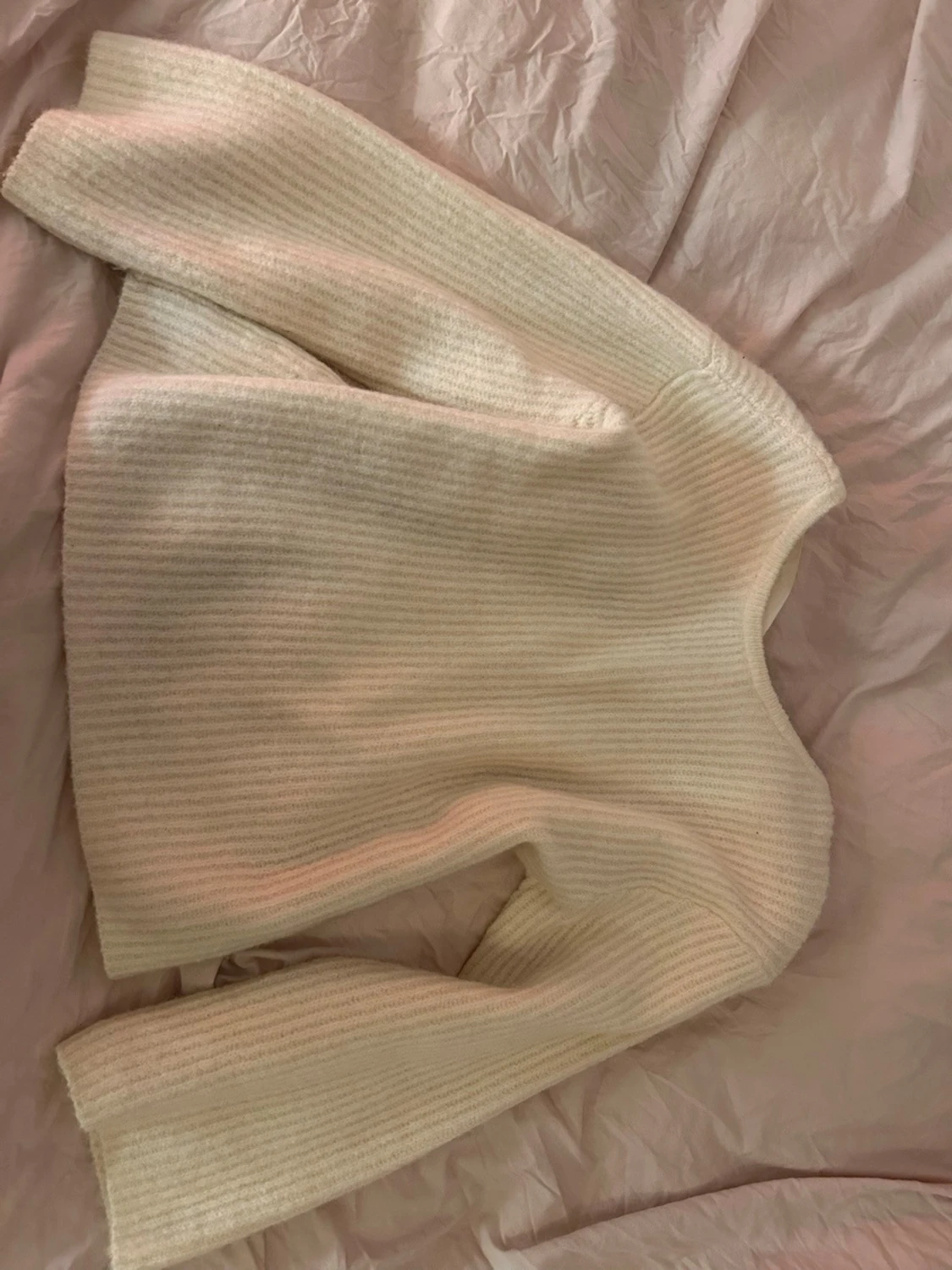 Vit stickad tröja med rosett låg rygg