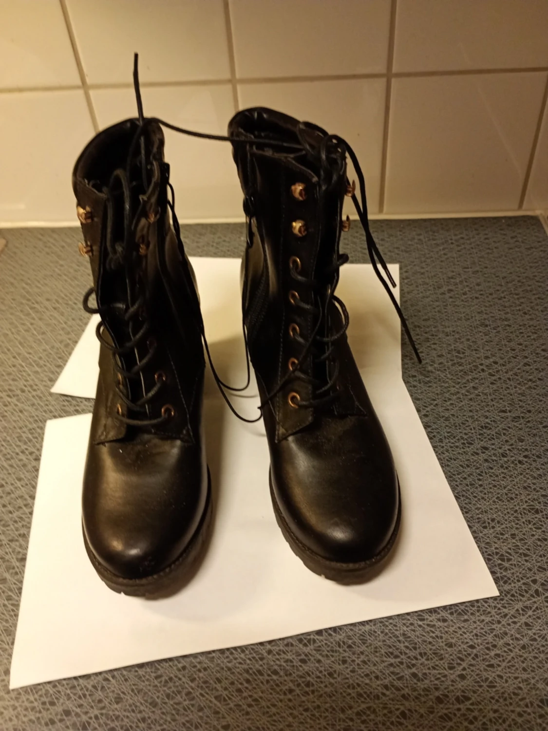 Svarta boots med klack och snörning stl 39 