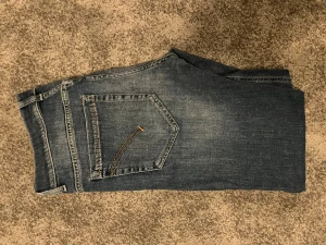 Dondup jeans 32 - Säljer mina dondup i färgen blå på grund av att jag inte har något behov av de längre. Jeansen är true to size och är slim fit.