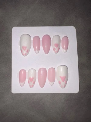 medium almond cat paw press on nails - gjorda av mig! är fortfarande nybörjare, så har inte alla grejer som dem flesta brukar ha me i paketet. (sticky tabs, lim etc)