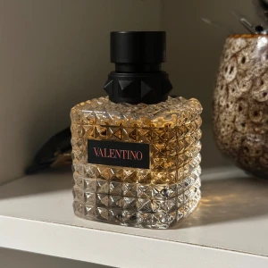 Valentino exklusiv parfymflaska - Stilren och lyxig parfym från Valentino. Perfekt för dig som vill ha en ikonisk flaska på hyllan och addera en touch av elegans till din stil.