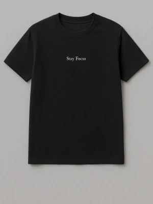 Svart premium T-shirt – “Stay Focus” brodyr (M) - “Stay Focus” handlar om att behålla lugn och riktning i vardagen.  Denna T-shirt är tillverkad i högkvalitativ bomull med noggrant utformad struktur som känns bekväm och håller formen över tid. Den diskreta brodyren ger ett stilrent uttryck och speglar fokus på detaljer och kvalitet.  En tidlös och lättburen T-shirt som passar lika bra i stan som till vardags – för dig som värdesätter fokus, enkelhet och kvalitet.  • Färg: Svart • Detalj: Brodyr “Stay Focus” • Material: Mjuk och slitst