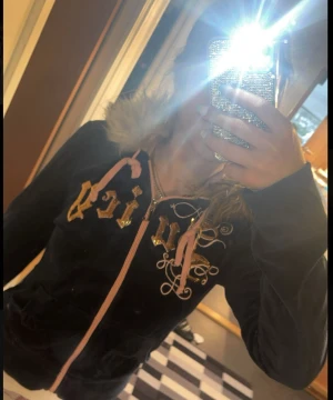 Juicy fur zip up - Snygg fur zip med päls. Perfekt för dig som vill va lite y2k. Säljer pga den inte riktigt är min stil.