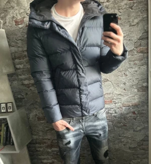 Ny J Lindeberg pufferjacka  - Säljer denna riktigt snygga j Lindeberg puffer jacketen NYSKICK / inga defekter!⭐️Storlek M passar M!🤝Nypriser ligger på 4000kr!👍Hör gärna av er om ni har funderingar!🙌