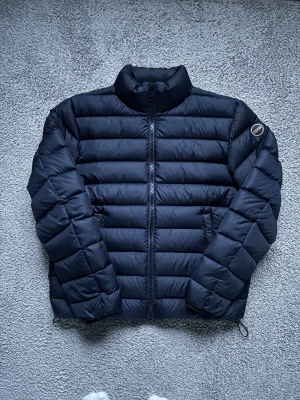 Colmar jacka - Tja, säljer en tvär fet mörkblå colmar jacka i storlek 50 motsvarar(S-M) i väldigt bra skick, jackan är använd max 10 gånger och är väldigt snygg nu till dom kalla dagarna, moddelen är 178 cm. kom privat vid minsta lilla och pris går självklart att diskutera vid snabb affär🍾🥂❄️❄️